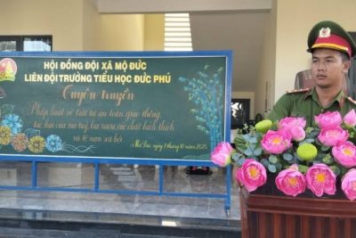 🚦 TUYÊN TRUYỀN VỀ AN TOÀN GIAO THÔNG NĂM 2025 🚦 ✨Sáng ngày 07/10/2025, Liên đội Trường TH  Đức Phú phối hợp cùng Công an xã Mộ Đức tổ chức buổi Tuyên truyền phổ biến giáo dục pháp luật về an toàn giao thông  cho toàn thể cán bộ, giáo viên và 358 em học sinh . ✨Tại buổi tuyên truyền, các em học sinh, giáo viên được báo cáo viên của Công an xã Mộ Đức phổ biến, hướng dẫn tham gia giao thông đảm bảo an toàn, giao lưu hỏi đáp về an toàn giao thông; phổ biến các quy định đội mũ bảo hiểm khi ngồi trên mô tô, xe gắn máy, xe máy điện, xe đạp điện; cách lựa chọn mũ bảo hiểm đạt chuẩn, sử dụng đúng quy cách. Trong dịp này Công an xã đã trao tặng mũ bảo hiểm cho các em có hoàn cảnh khó khăn.❤️❤️❤️ 🌸🌸🌸Hoạt động tuyên truyền  nhằm góp phần nâng cao ý thức chấp hành tốt luật giao thông và lan tỏa thông điệp “An toàn giao thông – Hạnh phúc của mọi nhà”. 🚦 TUYÊN TRUYỀN VỀ AN TOÀN GIAO THÔNG NĂM 2025 🚦 ✨Sáng ngày 07/10/2025, Liên đội Trường TH  Đức Phú phối hợp cùng Công an xã Mộ Đức tổ chức buổi Tuyên truyền phổ biến giáo dục pháp luật về an toàn giao thông  cho toàn thể cán bộ, giáo viên và 358 em học sinh . ✨Tại buổi tuyên truyền, các em học sinh, giáo viên được báo cáo viên của Công an xã Mộ Đức phổ biến, hướng dẫn tham gia giao thông đảm bảo an toàn, giao lưu hỏi đáp về an toàn giao thông; phổ biến các quy định đội mũ bảo hiểm khi ngồi trên mô tô, xe gắn máy, xe máy điện, xe đạp điện; cách lựa chọn mũ bảo hiểm đạt chuẩn, sử dụng đúng quy cách. Trong dịp này Công an xã đã trao tặng mũ bảo hiểm cho các em có hoàn cảnh khó khăn.❤️❤️❤️ 🌸🌸🌸Hoạt động tuyên truyền  nhằm góp phần nâng cao ý thức chấp hành tốt luật giao thông và lan tỏa thông điệp “An toàn giao thông – Hạnh phúc của mọi nhà”.