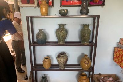 ✨✨✨HOẠT ĐỘNG TRẢI NGHIỆM THỰC TẾ – THAM QUAN LÀNG GỐM MỸ THIỆN✨✨✨ Liên đội Trường Tiểu học Đức Phú đã tổ chức cho các em học sinh một chuyến tham quan, trải nghiệm đầy ý nghĩa tại Làng gốm Mỹ Thiện- Bình Sơn. 🌼Tại đây, các em không chỉ được tìm hiểu về lịch sử hình thành và phát triển của làng nghề truyền thống mà còn được tận mắt quan sát quy trình làm gốm thủ công vô cùng tỉ mỉ và công phu. Từ việc nhào nặn đất, tạo hình đến nung sản phẩm – tất cả đều mang đậm nét văn hóa đặc trưng của quê hương Quảng Ngãi. 🌼Đặc biệt, các em rất hào hứng khi được trực tiếp trải nghiệm tự tay làm ra những sản phẩm gốm đơn giản dưới sự hướng dẫn của các nghệ nhân. Những nụ cười, ánh mắt thích thú đã thể hiện rõ niềm vui và sự say mê khám phá của các em. 🌼 Hoạt động không chỉ giúp các em mở rộng hiểu biết thực tế mà còn góp phần giáo dục tình yêu quê hương, trân trọng và giữ gìn các giá trị văn hóa truyền thống. 💗Chuyến đi khép lại với thật nhiều kỷ niệm đẹp, góp phần tạo nên những trải nghiệm đáng nhớ trong hành trình học tập và rèn luyện của các em .💓