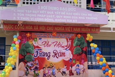 Chiều nay ngày 29/9/2023 (15/8 ÂL), Trường Tiểu học Đức Phú tổ chức Chương trình “Vui Hội Trăng Rằm” năm học 2023 -2024 và tặng quà cho các em học sinh có hoàn cảnh khó khăn. ❤Trường Tiểu học Đức Phú xin chân thành cảm ơn đến quý mạnh thường quân; quý phụ huynh học sinh đã góp phần để tạo sự thành công của Chương trình “Vui Hội Trăng Rằm”. Trân trọng cảm ơn. ❤ Chúc các em học sinh đón Tết Trung thu vui vẻ, bổ ích và ấm áp./.
