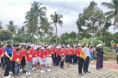 Chào mừng kỷ niệm 79 năm ngày thành lập Quân đội nhân dân Việt Nam 22/12/1944 – 22/12/2023 .Liên đội Trường tiểu học Đức Phú tổ chức cho HS Hành trình “Về Địa Chỉ Đỏ” tham quan đền thờ Trương Định, khu chứng tích Sơn Mỹ.