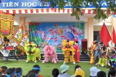 ✨✨✨ VUI TẾT TRUNG THU 2025 ✨✨✨ Hòa trong không khí rộn ràng của Tết Trung Thu. Ngày 03/10/2025  Trường Tiểu học Đức Phú đã tổ chức chương trình “Vui Tết Trung Thu năm 2025” dành cho các em học sinh .  Trong chương trình các em được tham gia nhiều hoạt động ý nghĩa: Múa lân, rước đèn, phá cỗ, đố vui và thưởng thức chương trình văn nghệ ..  cùng nhau lưu giữ những khoảnh khắc tuổi thơ trong sáng. 🍭🍬🌸 💖 Tết Trung Thu không chỉ là ngày hội của thiếu nhi mà còn là dịp để gắn kết yêu thương, nuôi dưỡng ước mơ và gìn giữ những giá trị truyền thống tốt đẹp.  Xin gửi lời chúc đến tất cả các em học sinh một mùa Trung Thu  thật vui vẻ, ấm áp bên gia đình, thầy cô và bạn bè. ✨✨✨ VUI TẾT TRUNG THU 2025 ✨✨✨ Hòa trong không khí rộn ràng của Tết Trung Thu. Ngày 03/10/2025  Trường Tiểu học Đức Phú đã tổ chức chương trình “Vui Tết Trung Thu năm 2025” dành cho các em học sinh .  Trong chương trình các em được tham gia nhiều hoạt động ý nghĩa: Múa lân, rước đèn, phá cỗ, đố vui và thưởng thức chương trình văn nghệ ..  cùng nhau lưu giữ những khoảnh khắc tuổi thơ trong sáng. 🍭🍬🌸 💖 Tết Trung Thu không chỉ là ngày hội của thiếu nhi mà còn là dịp để gắn kết yêu thương, nuôi dưỡng ước mơ và gìn giữ những giá trị truyền thống tốt đẹp.  Xin gửi lời chúc đến tất cả các em học sinh một mùa Trung Thu  thật vui vẻ, ấm áp bên gia đình, thầy cô và bạn bè.